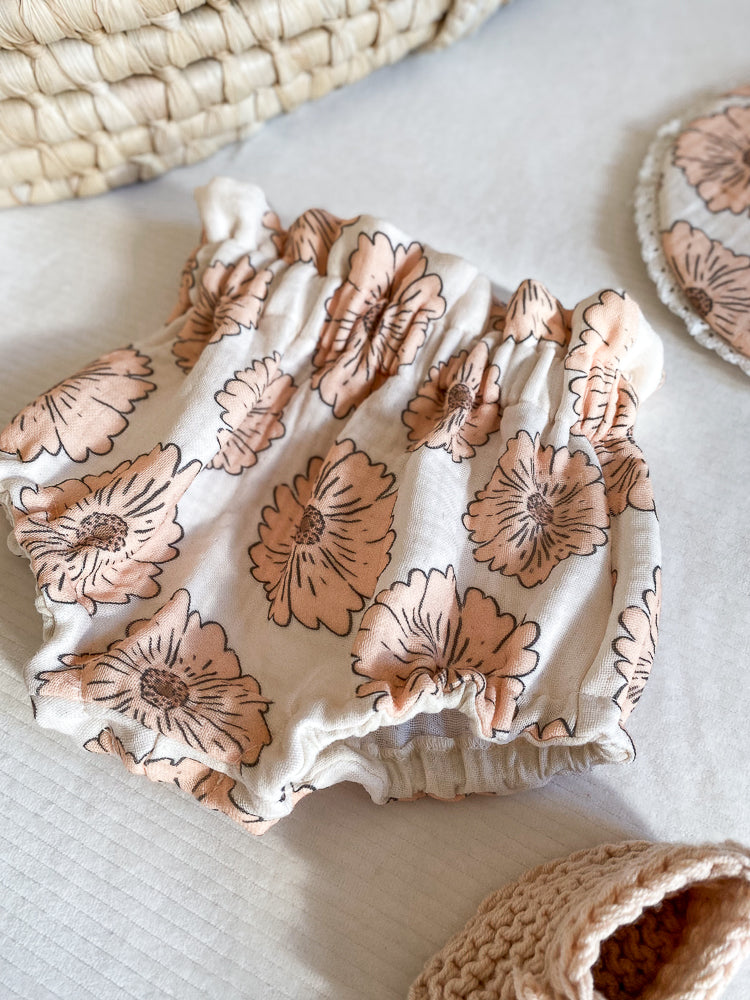 
                      
                        Muslin bloomers / caramel flowers
                      
                    