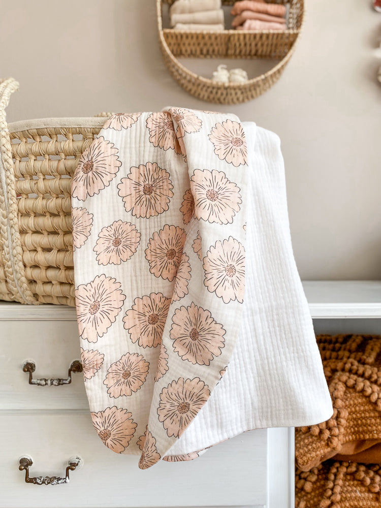 Load image into Gallery viewer, Baby blanket / caramel flowers
