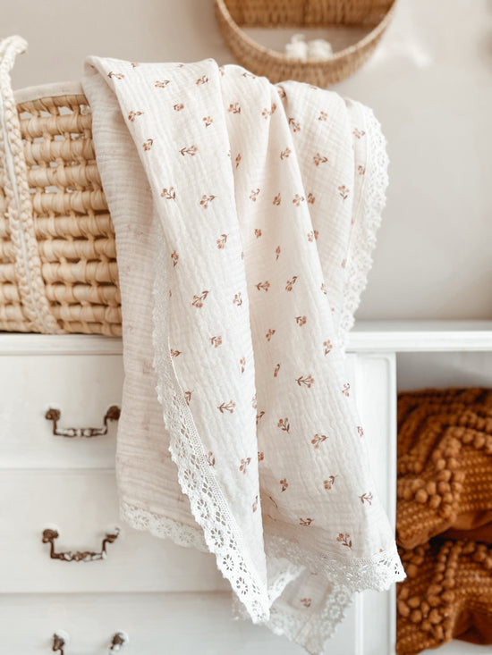 Load image into Gallery viewer, Muslin swaddle / berries + lace
