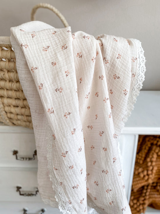 Load image into Gallery viewer, Muslin swaddle / berries + lace
