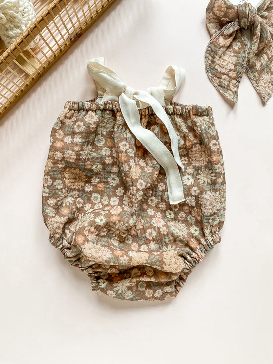 Load image into Gallery viewer, Romper / vintage floral - chocolate
