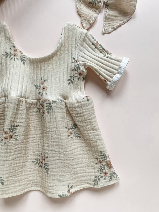 Load image into Gallery viewer, Girly muslin dress / delicate vintage floral - pistachio
