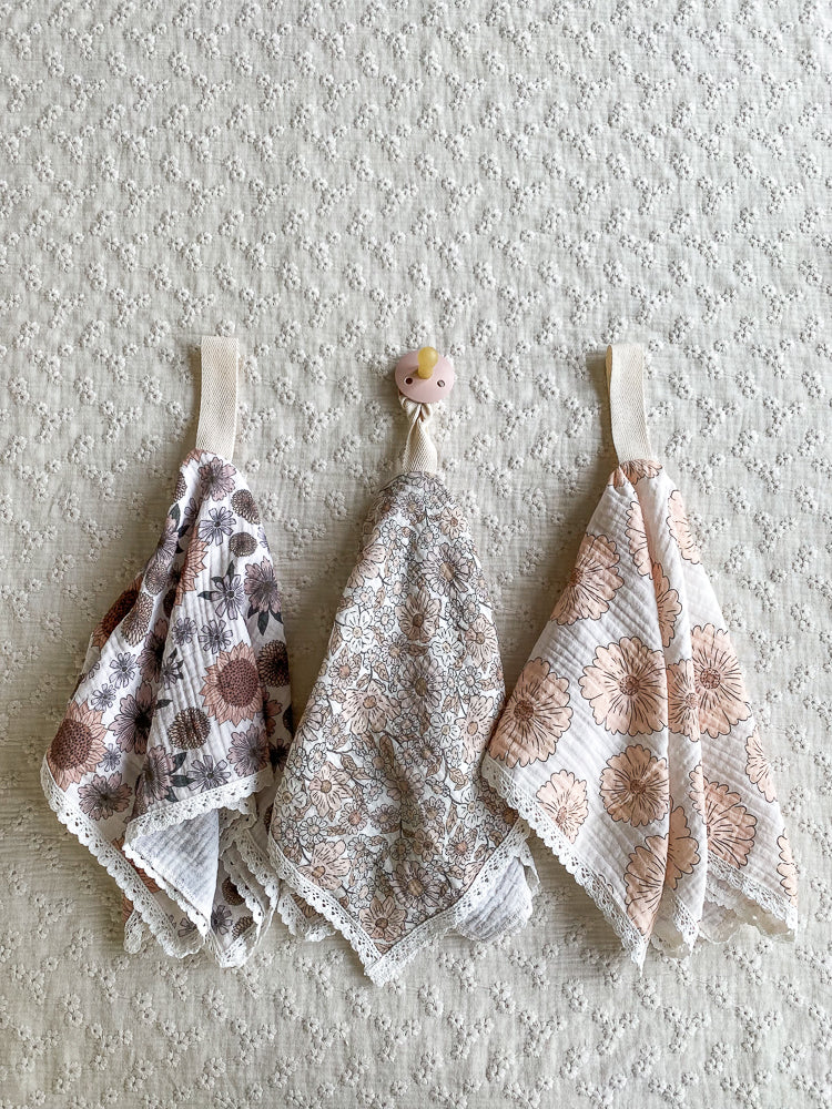
                      
                        Pacifier blanket / floral
                      
                    