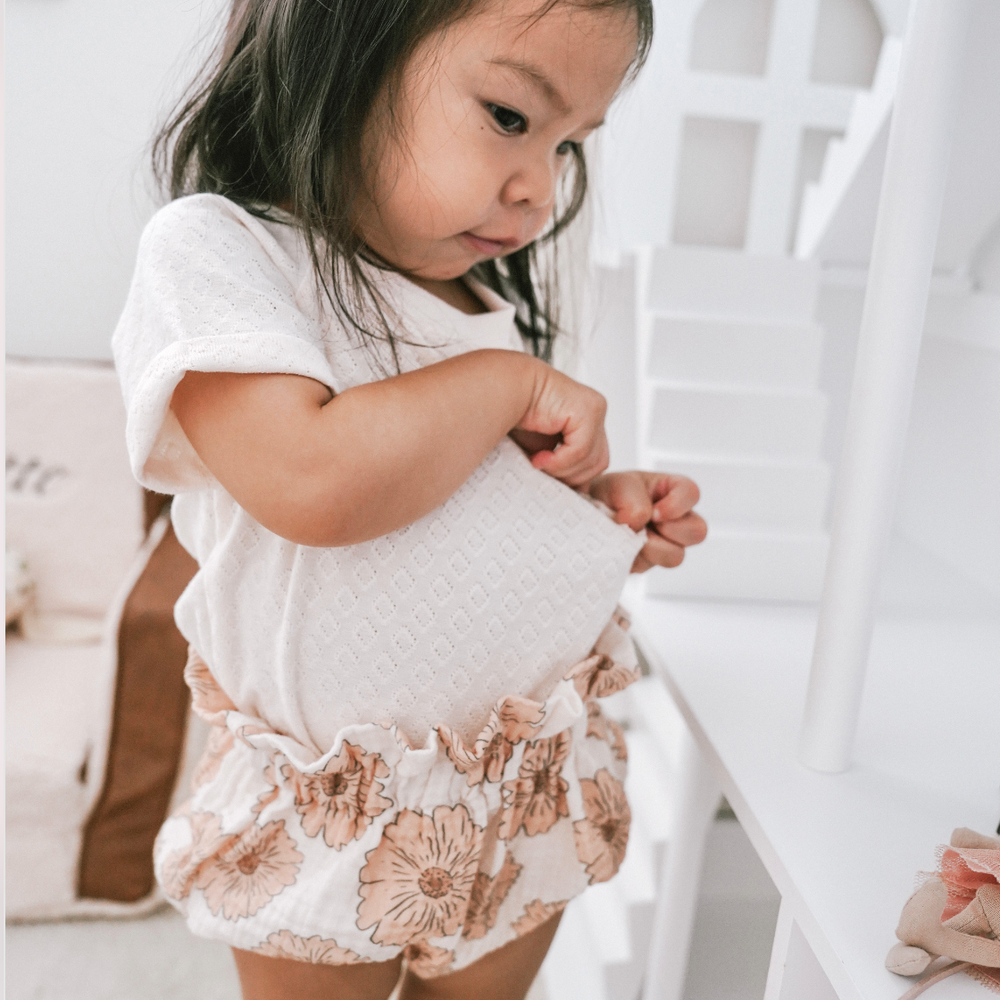 
                      
                        Muslin bloomers / caramel flowers
                      
                    