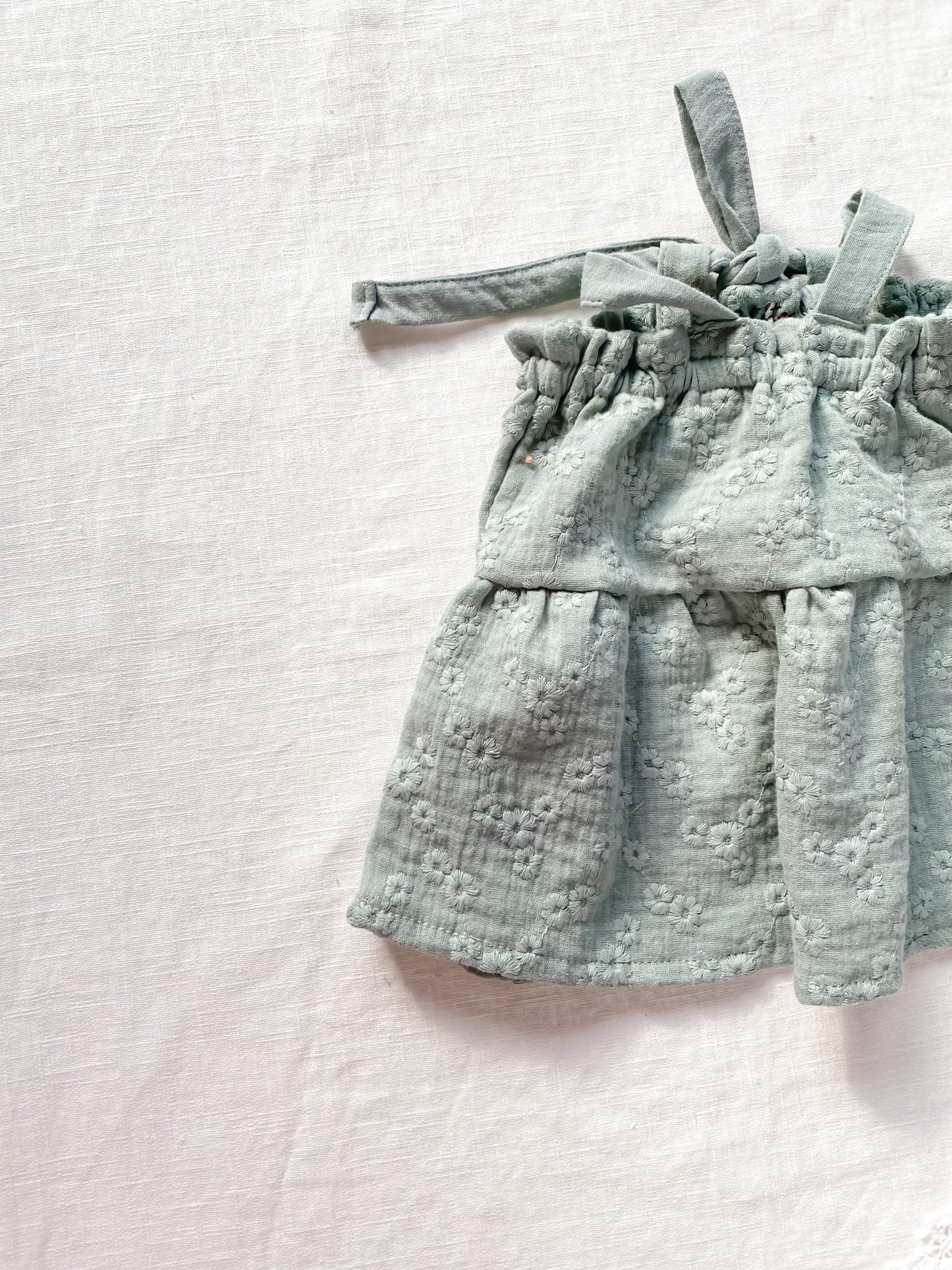 Load image into Gallery viewer, Baby dress / embroidered muslin - olive
