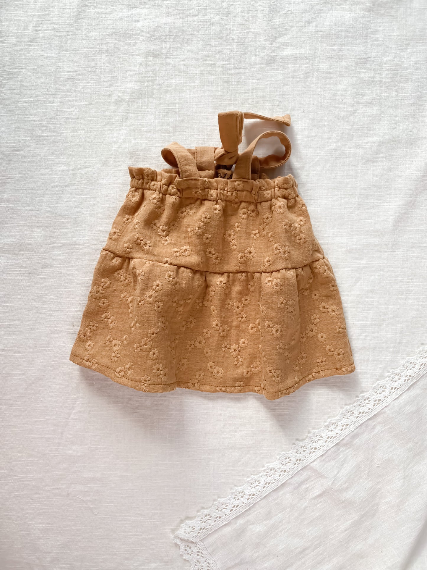 Load image into Gallery viewer, Baby dress / embroidered muslin - caramel
