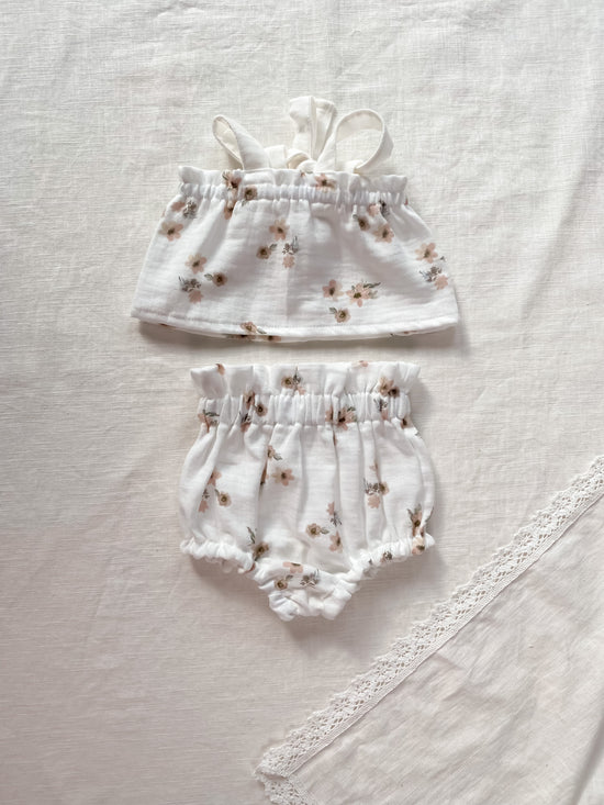 Load image into Gallery viewer, Baby girl top / floral muslin - ivory
