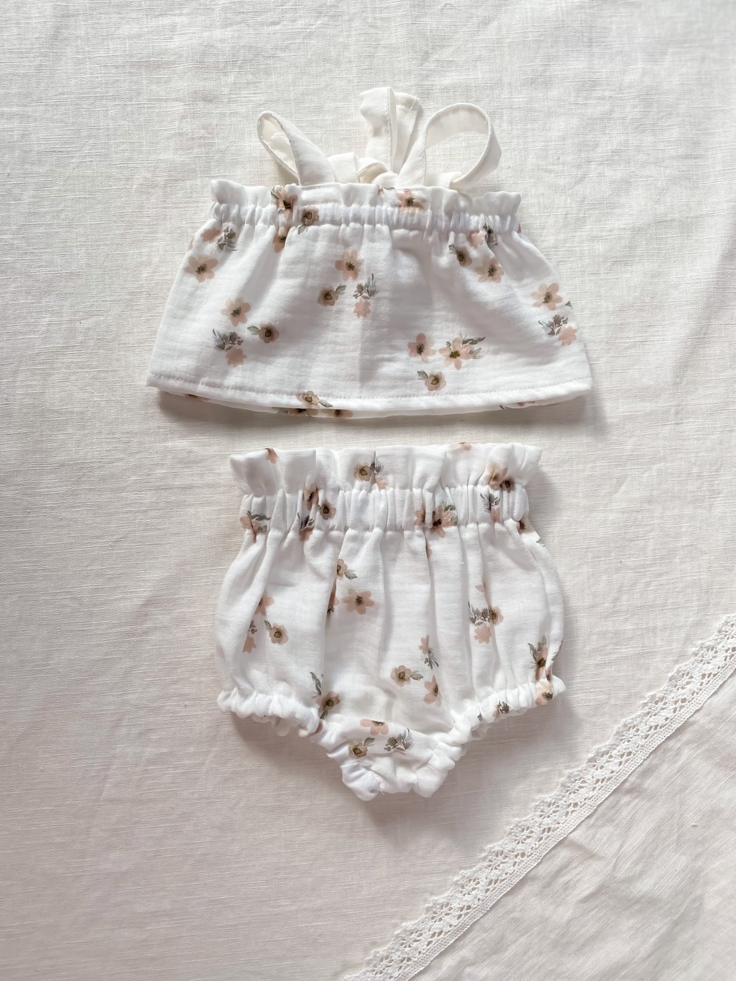 Load image into Gallery viewer, Baby girl top / floral muslin - ivory
