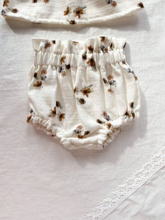 Load image into Gallery viewer, Bloomers / floral muslin - cream
