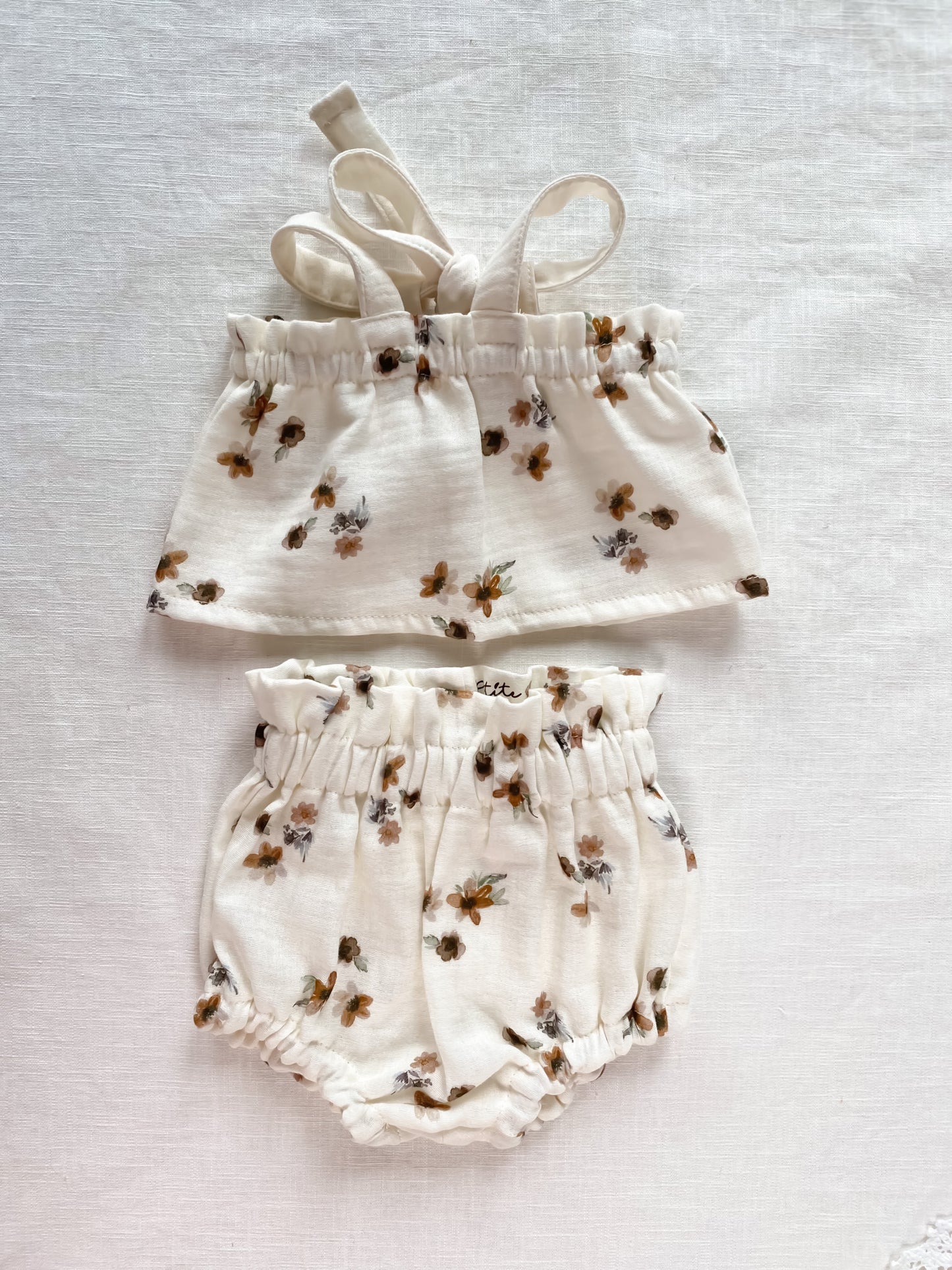 Load image into Gallery viewer, Baby girl top / floral muslin - cream
