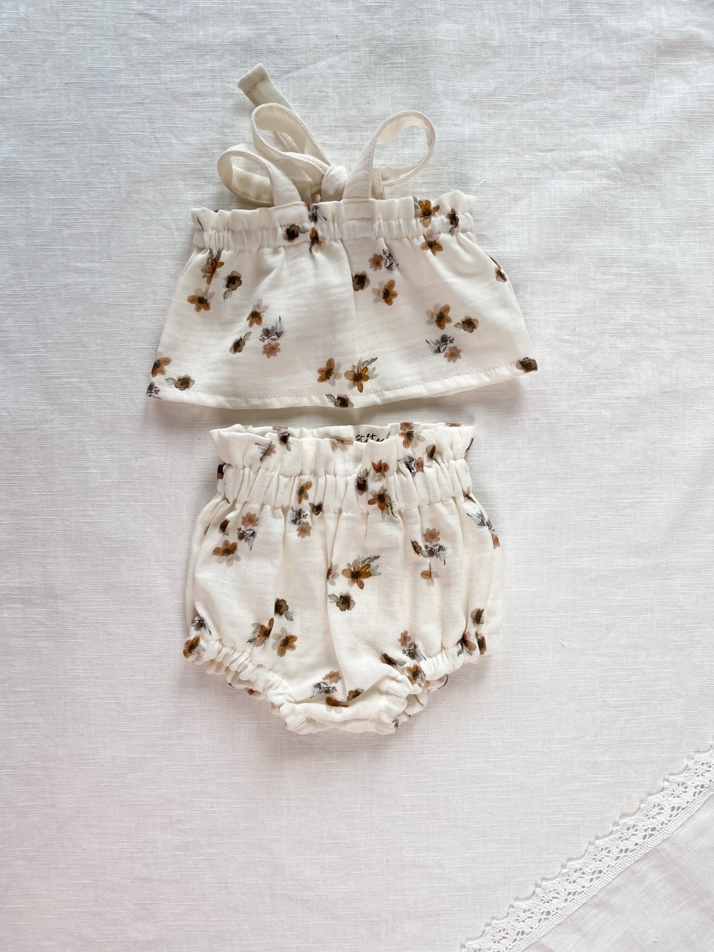 Load image into Gallery viewer, Baby girl top / floral muslin - cream
