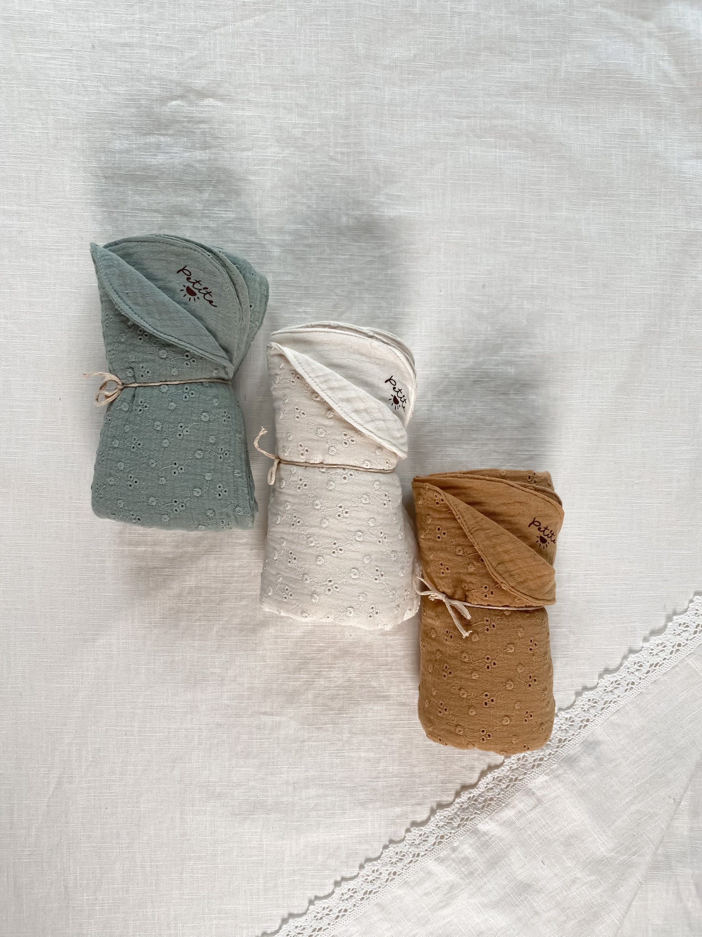 Baby blanket / Lori - embroidered muslin