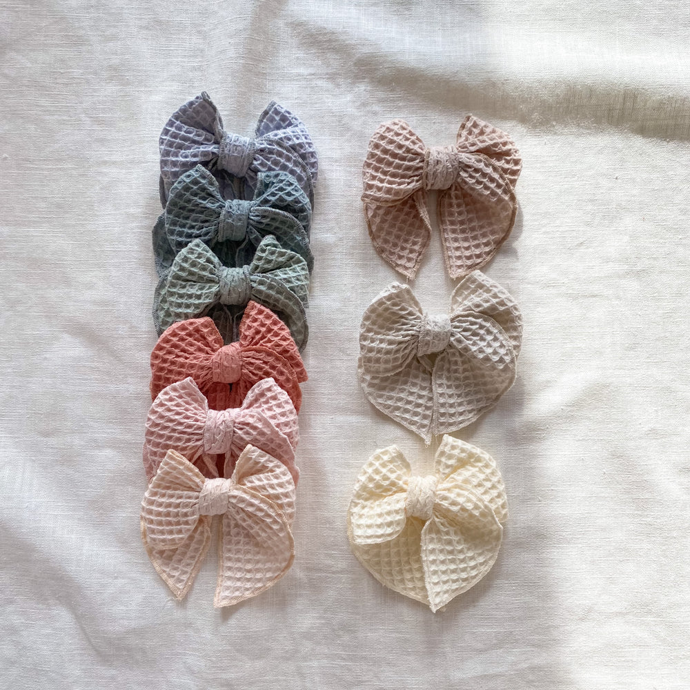 
                      
                        Bow hair clip / waffle
                      
                    