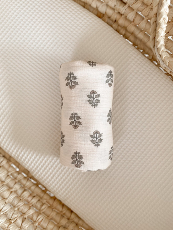 Baby swaddle / florals