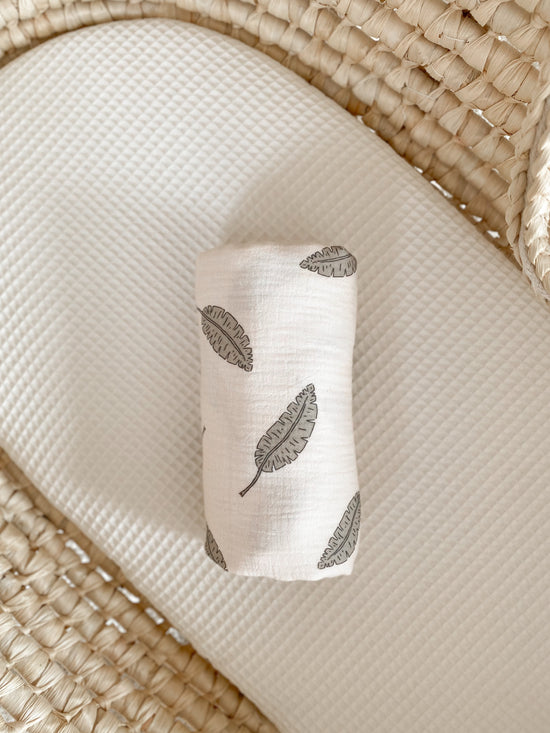 Baby swaddle / leaves