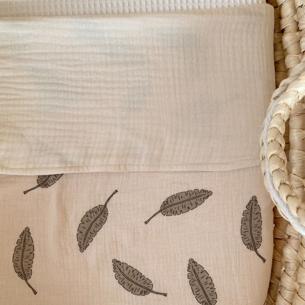 
                      
                        Muslin blanket / leaves
                      
                    