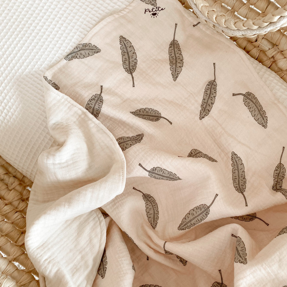 
                      
                        Muslin blanket / leaves
                      
                    