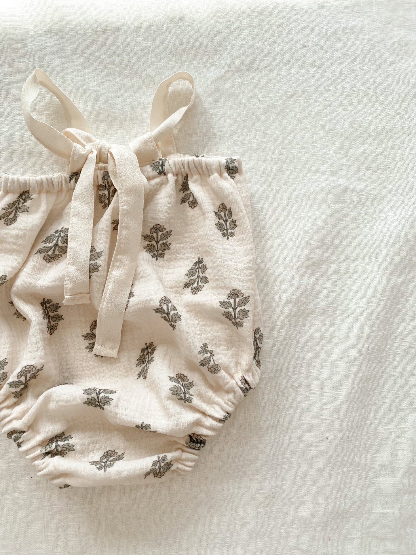 Load image into Gallery viewer, Muslin romper / florals
