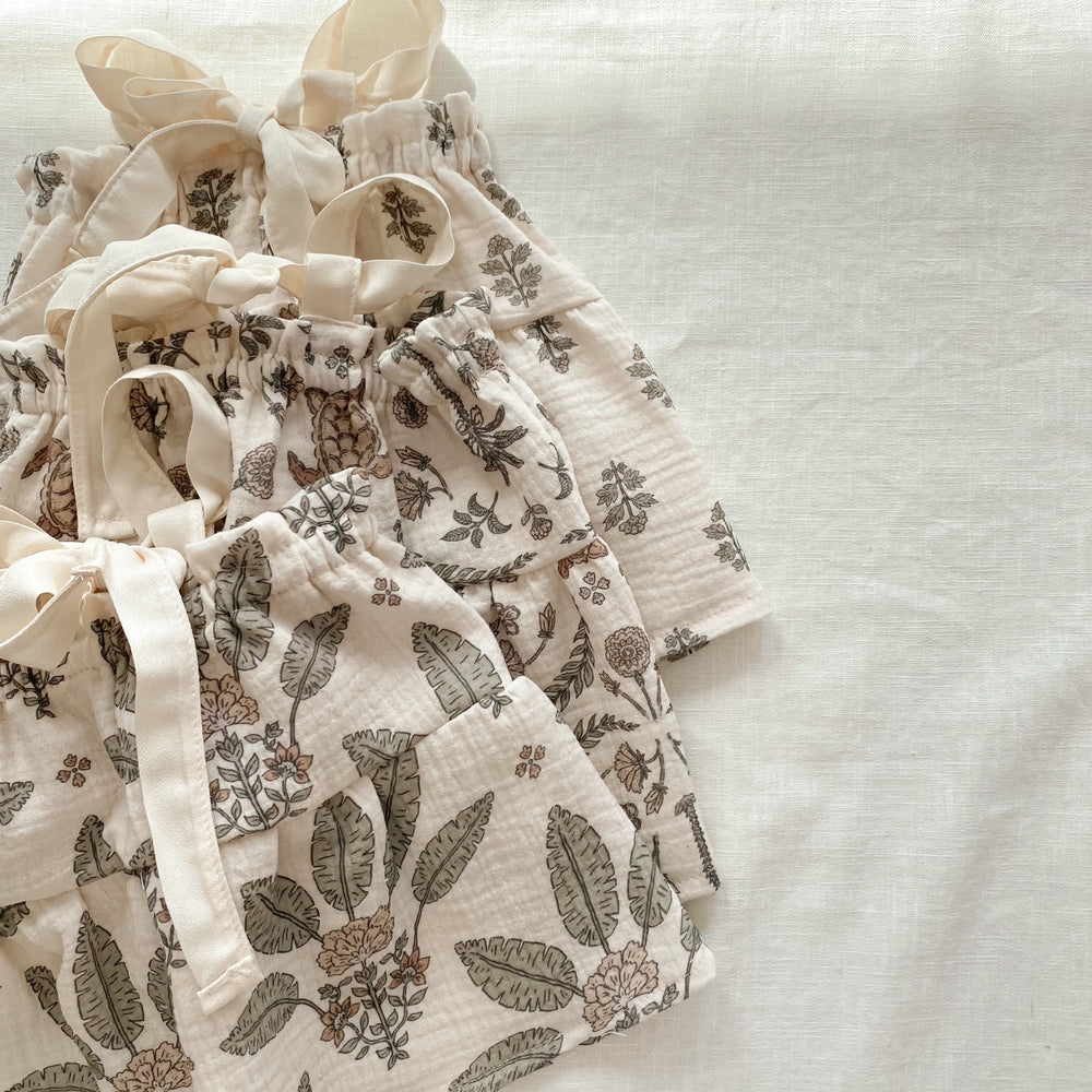 
                      
                        Baby dress / florals
                      
                    