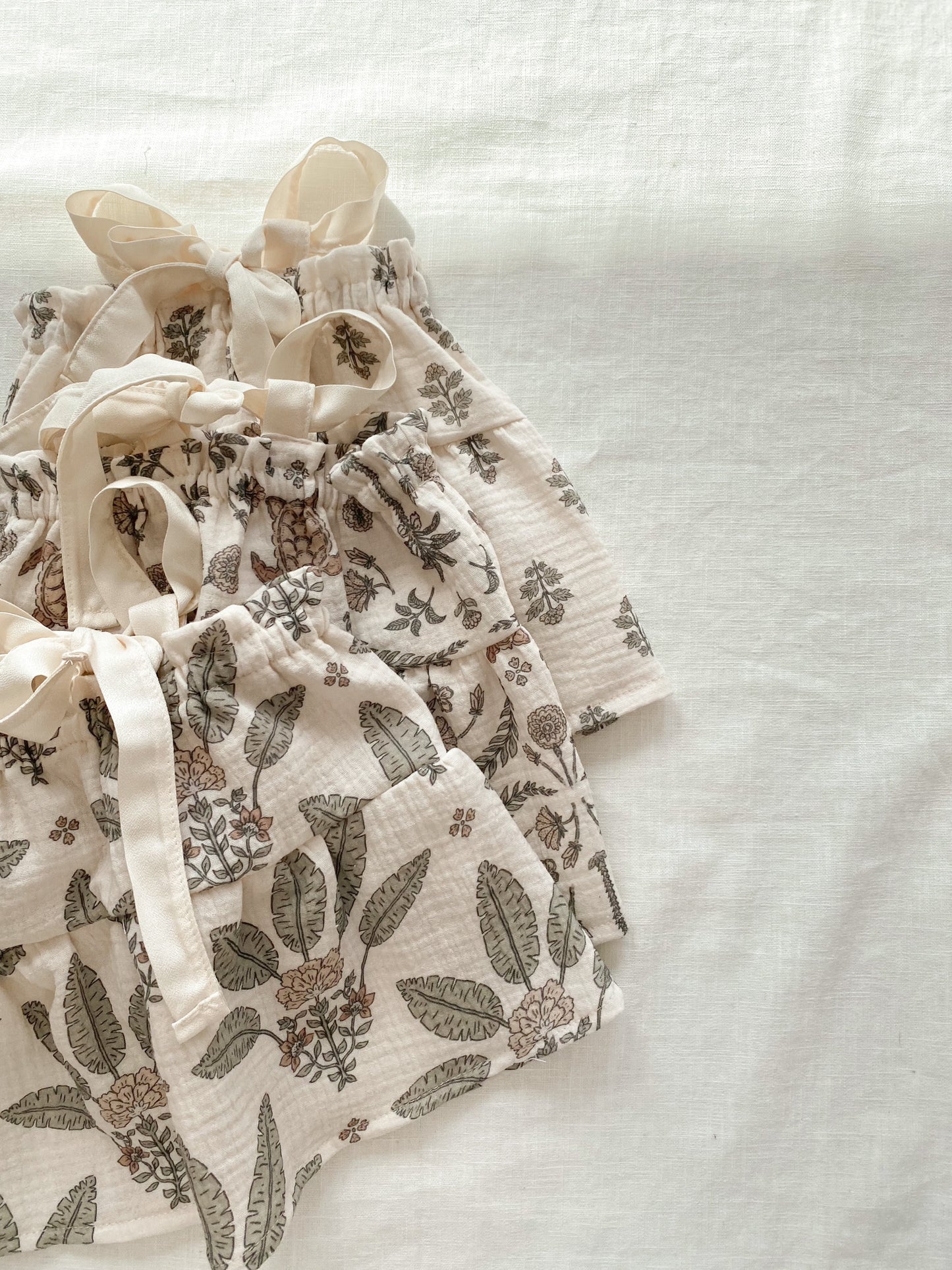 Load image into Gallery viewer, Baby dress / florals
