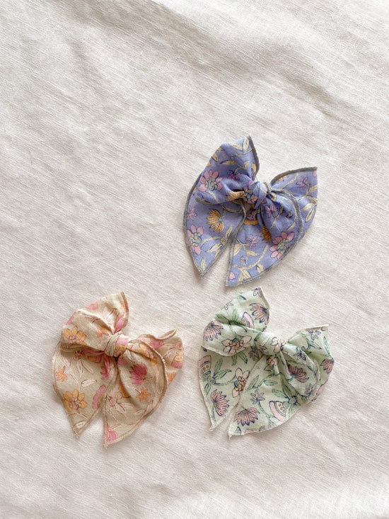 Load image into Gallery viewer, Bow hair clip / floral linen

