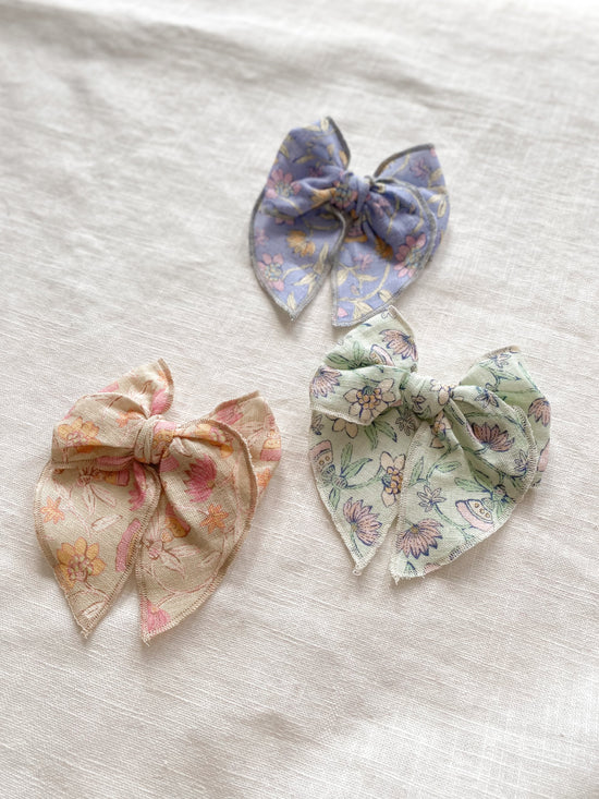 Load image into Gallery viewer, Bow hair clip / floral linen
