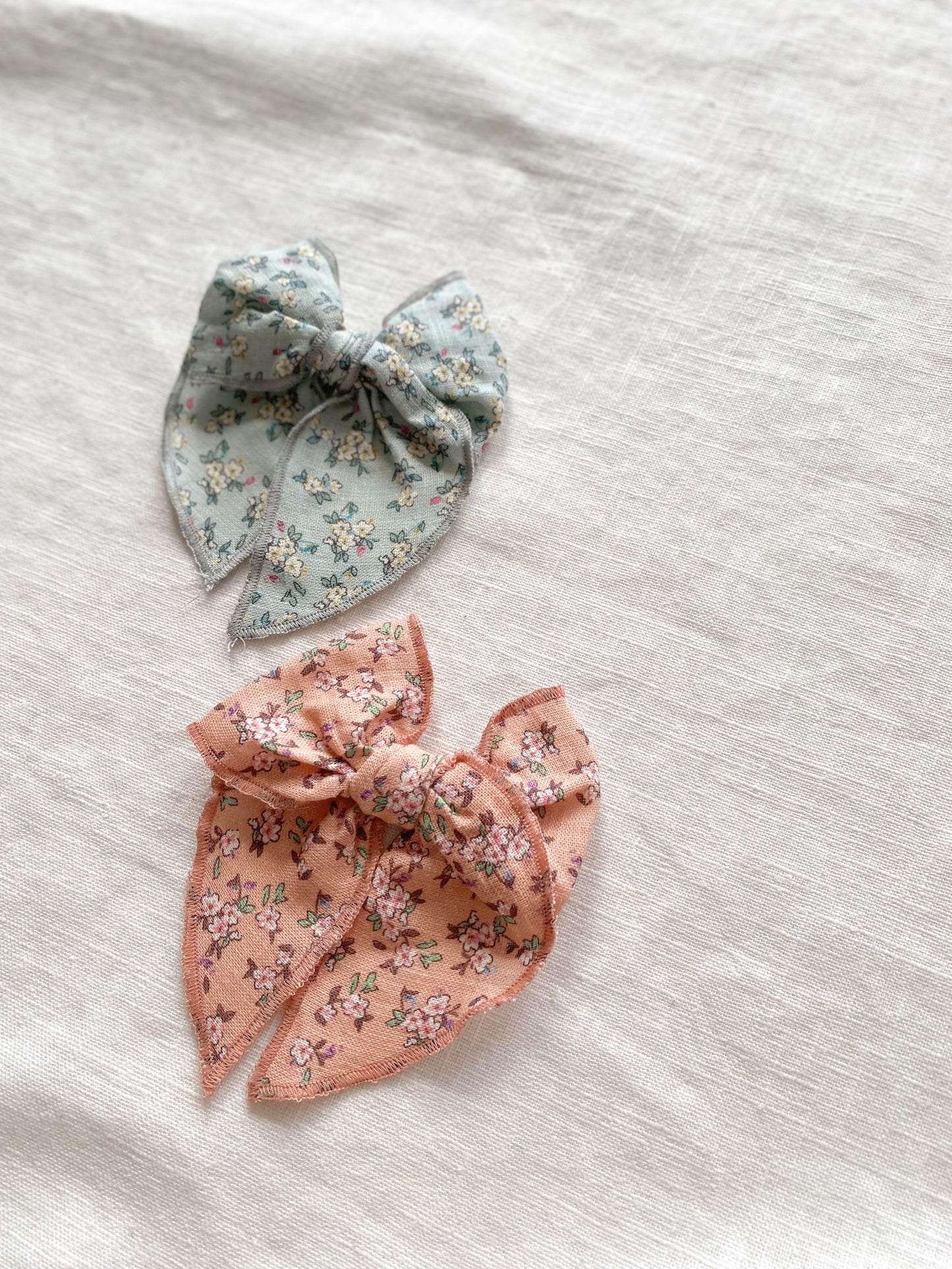 Bow hair clip / linen floral