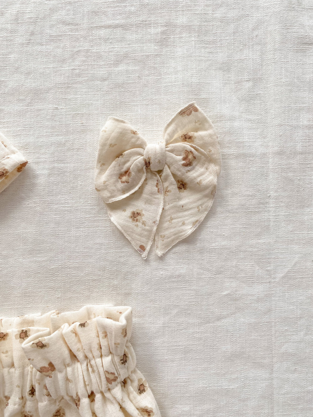 Bow hair clip / floral cream