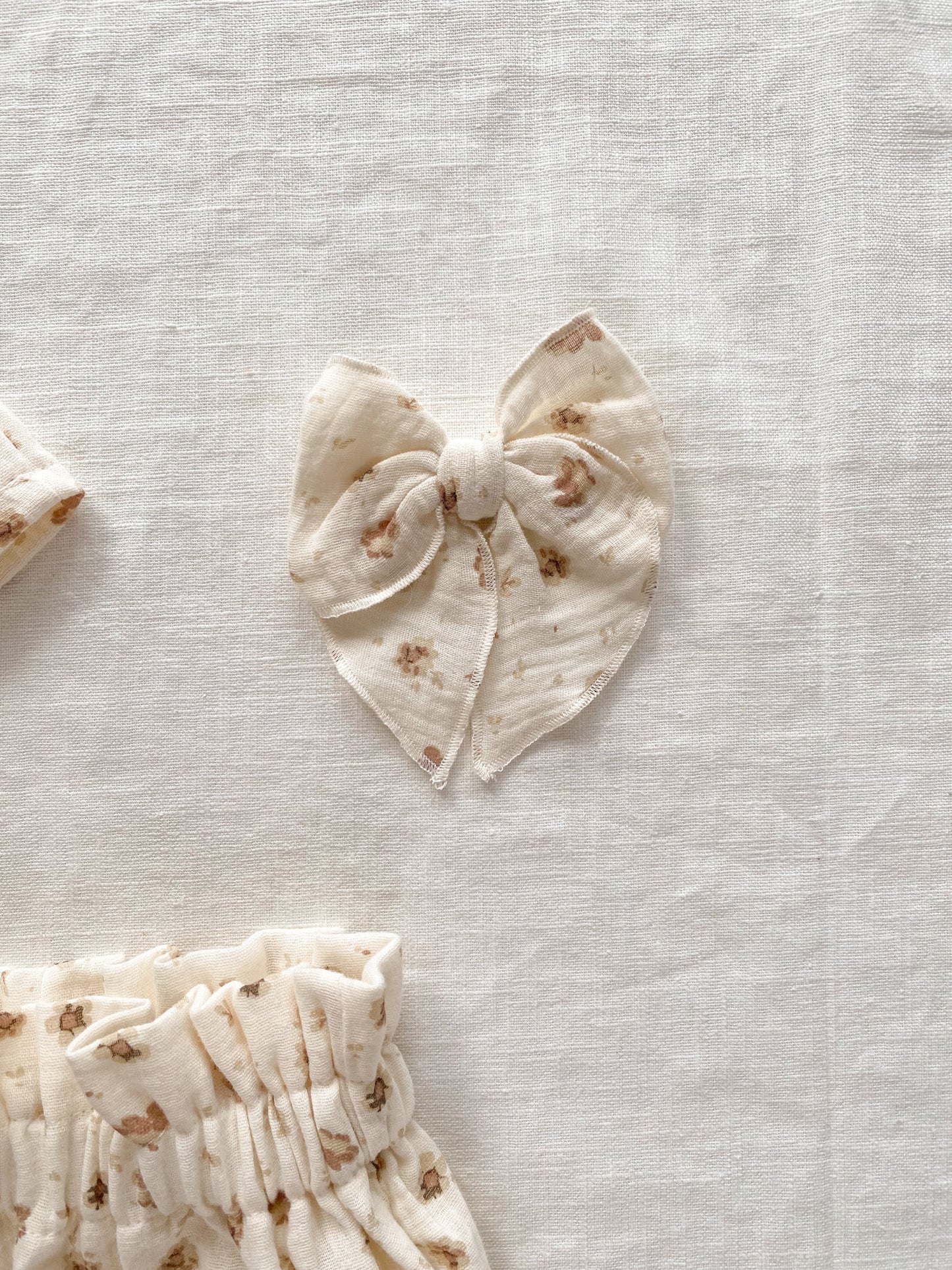 Bow hair clip / floral cream