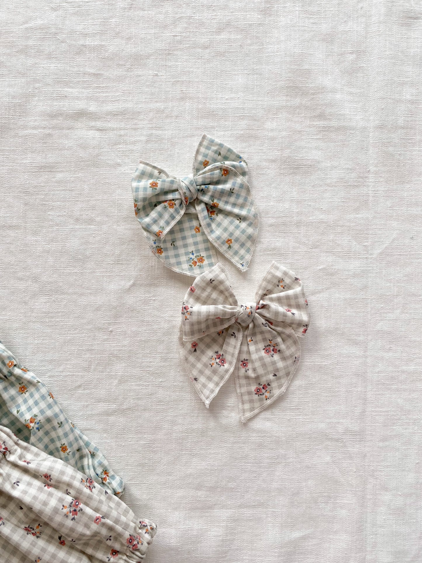 Load image into Gallery viewer, Bow hair clip / floral gingham
