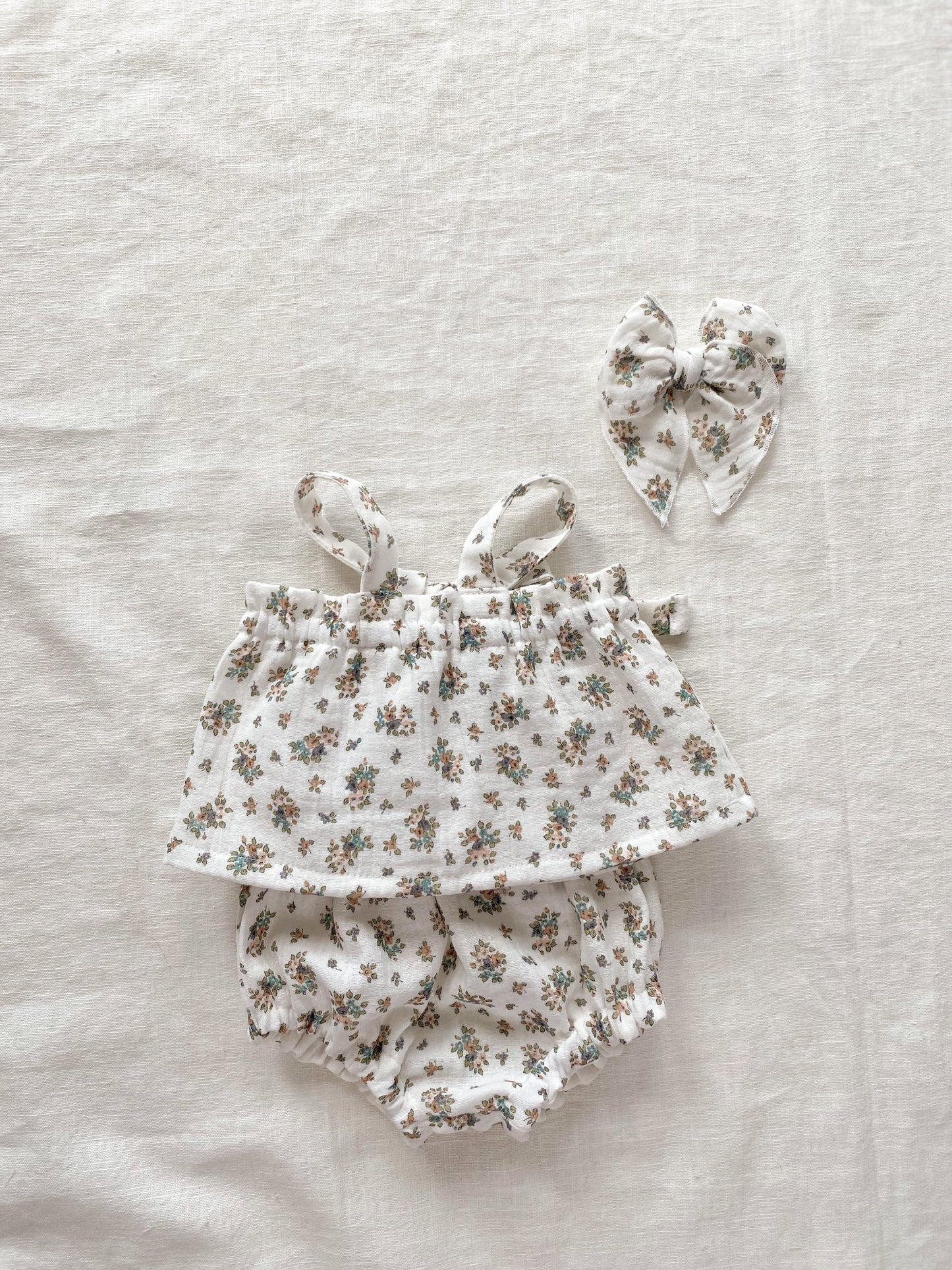 Load image into Gallery viewer, Baby girl top / floral muslin - blue
