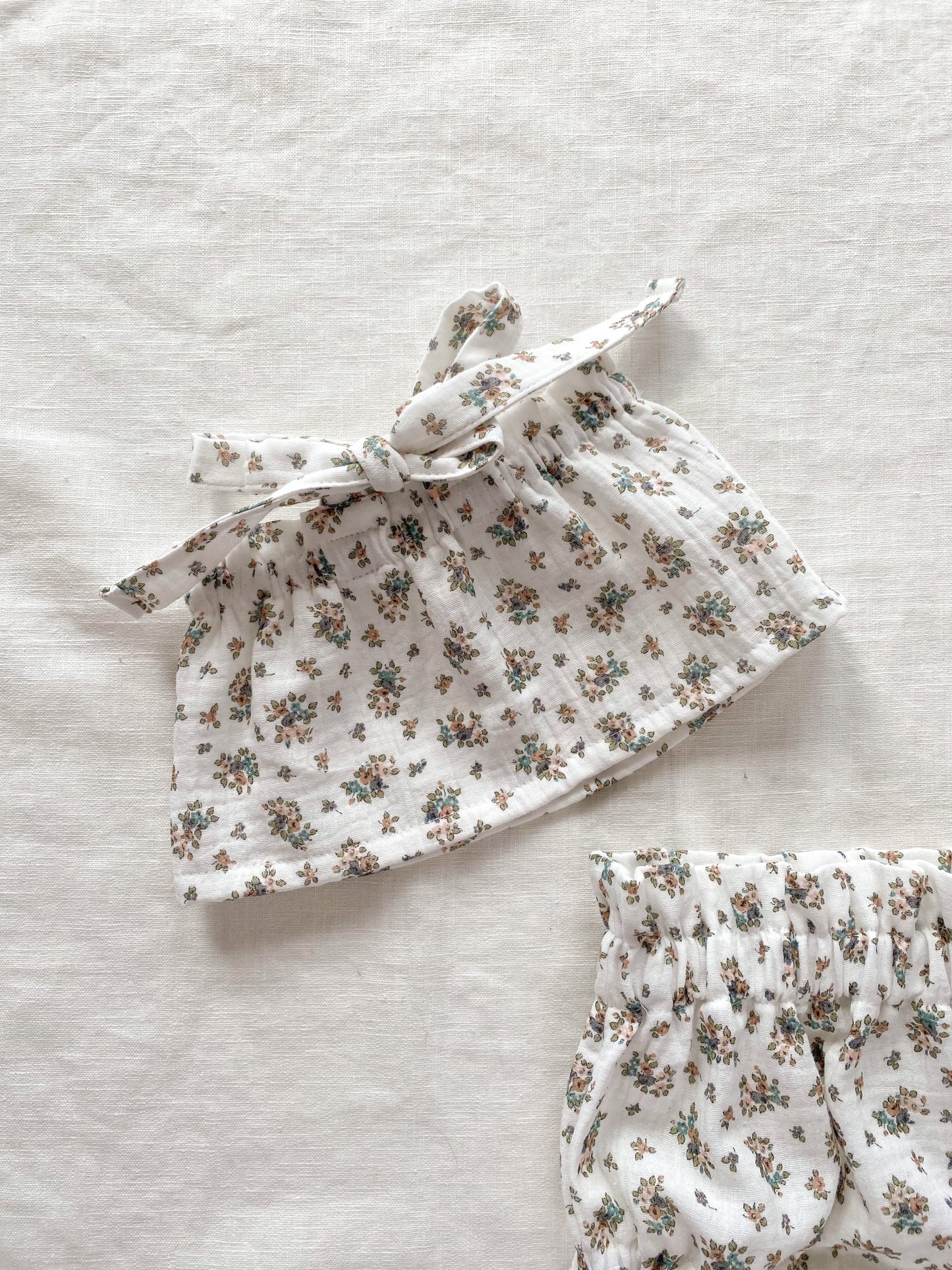 Load image into Gallery viewer, Baby girl top / floral muslin - blue
