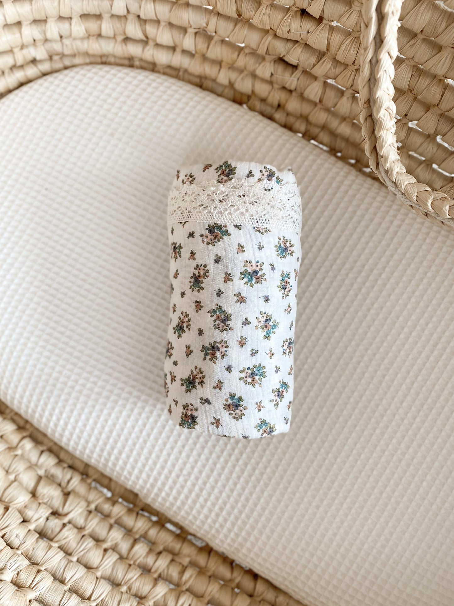 Load image into Gallery viewer, Baby swaddle / floral - blue

