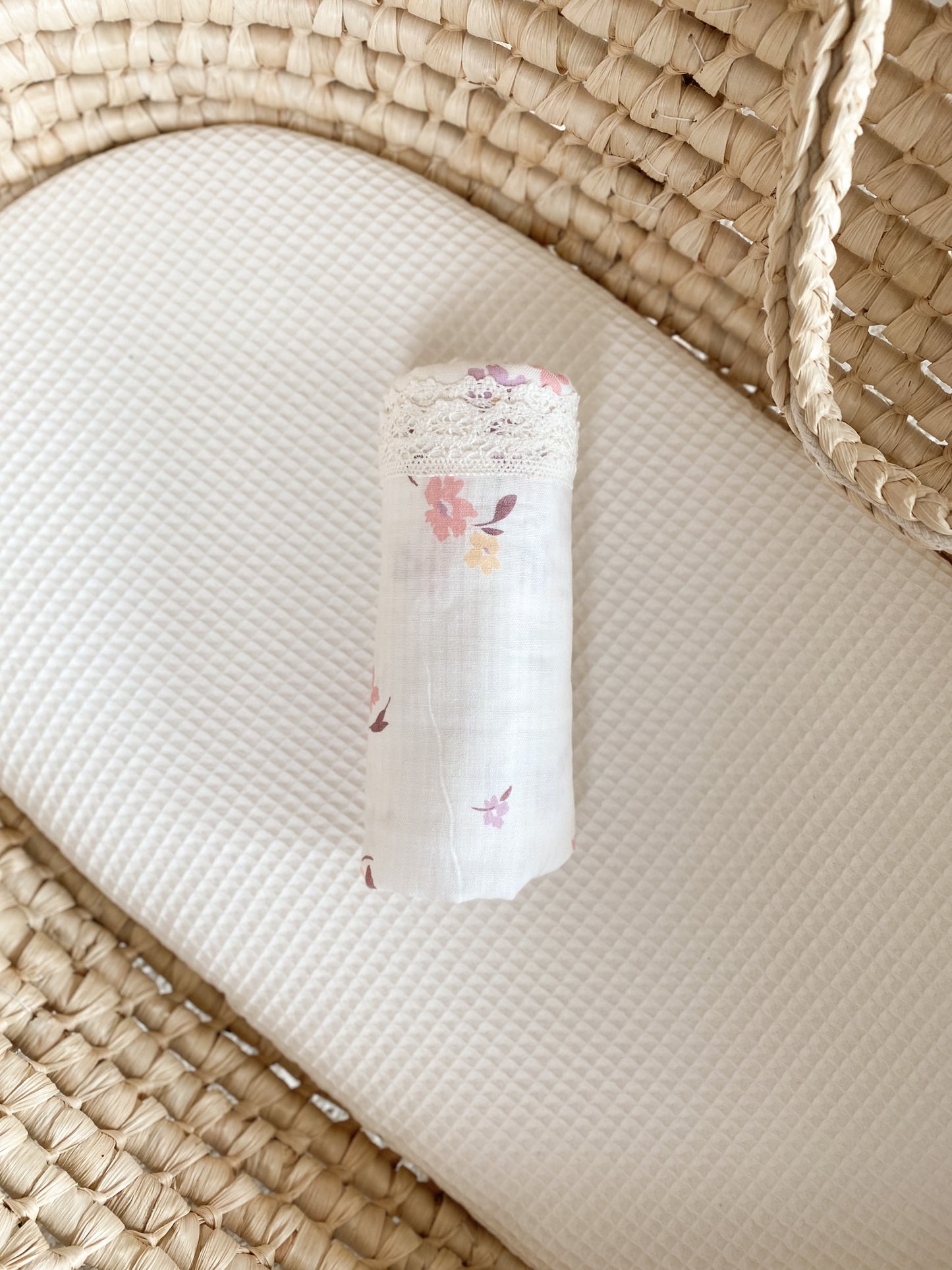 Load image into Gallery viewer, Baby swaddle / floral cotton
