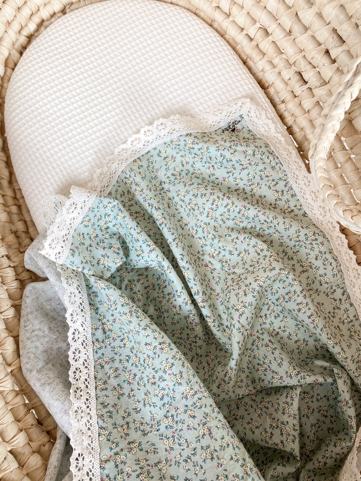 Baby swaddle / little flowers linen - icy blue