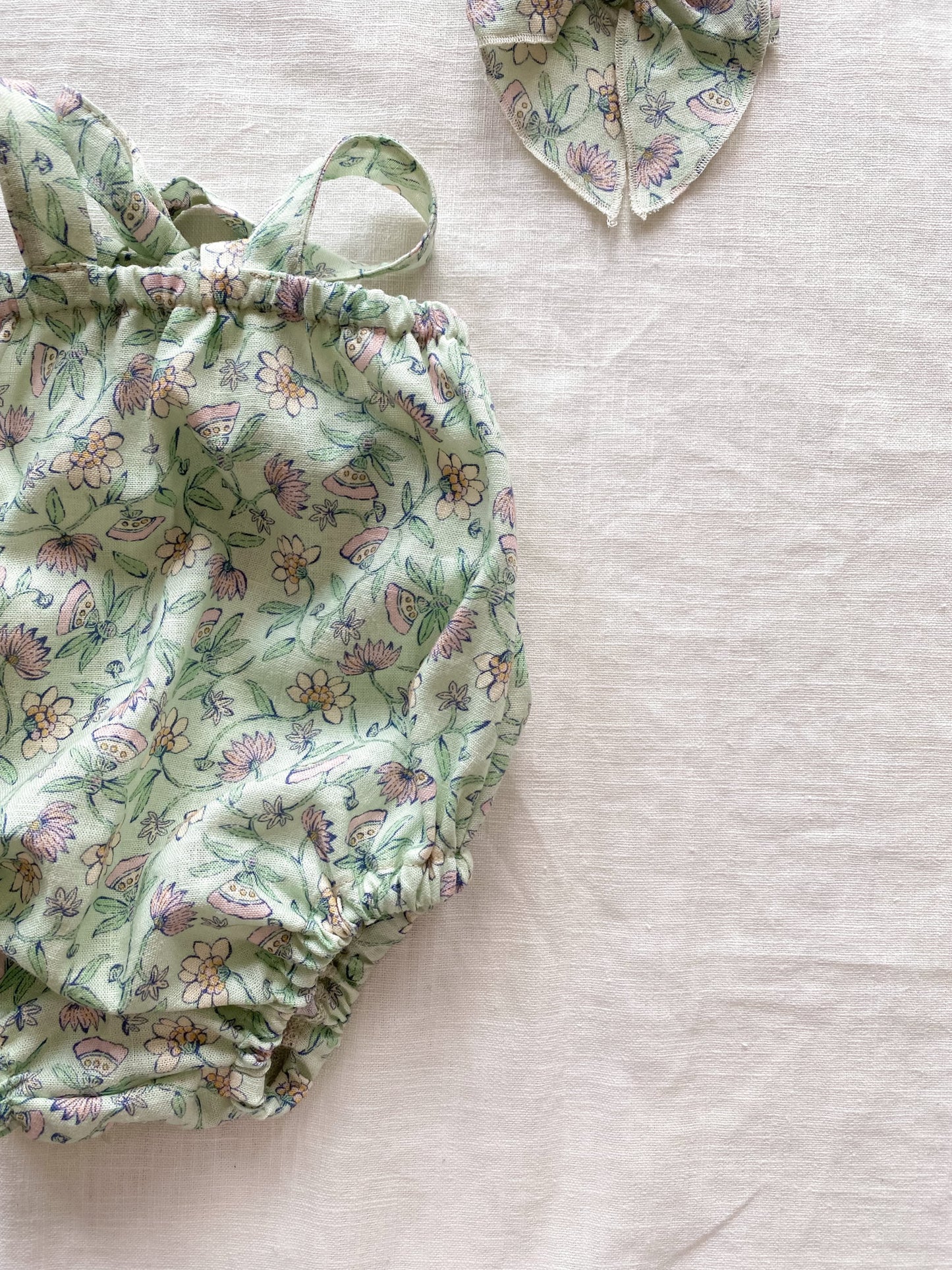 Floral linen romper / mint