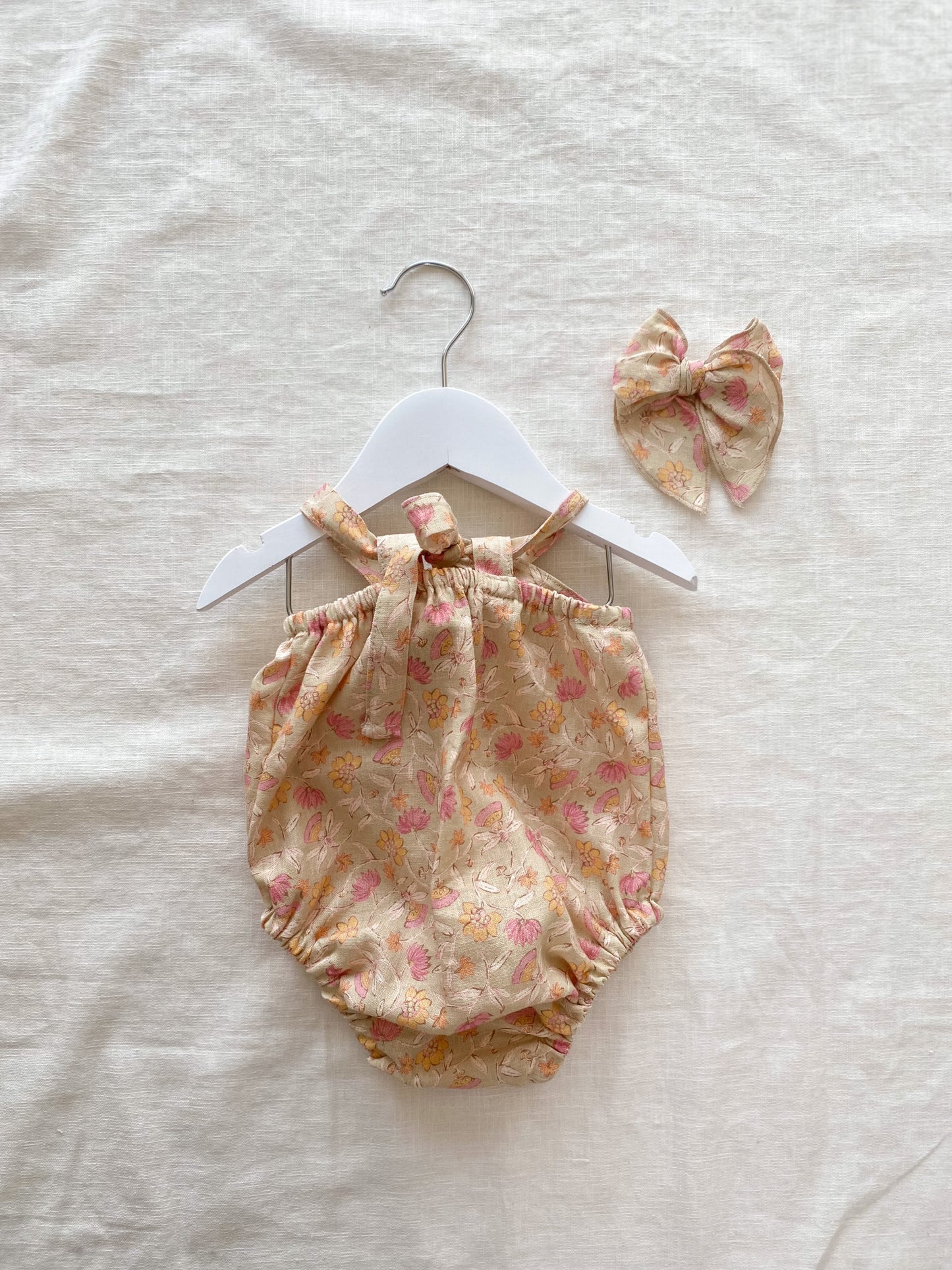 Floral linen romper / pistachio