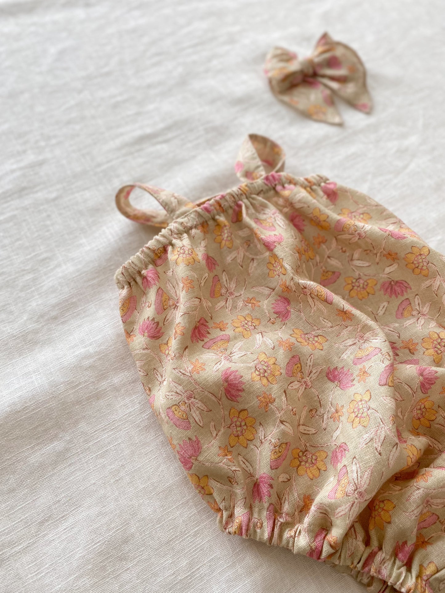 Floral linen romper / pistachio